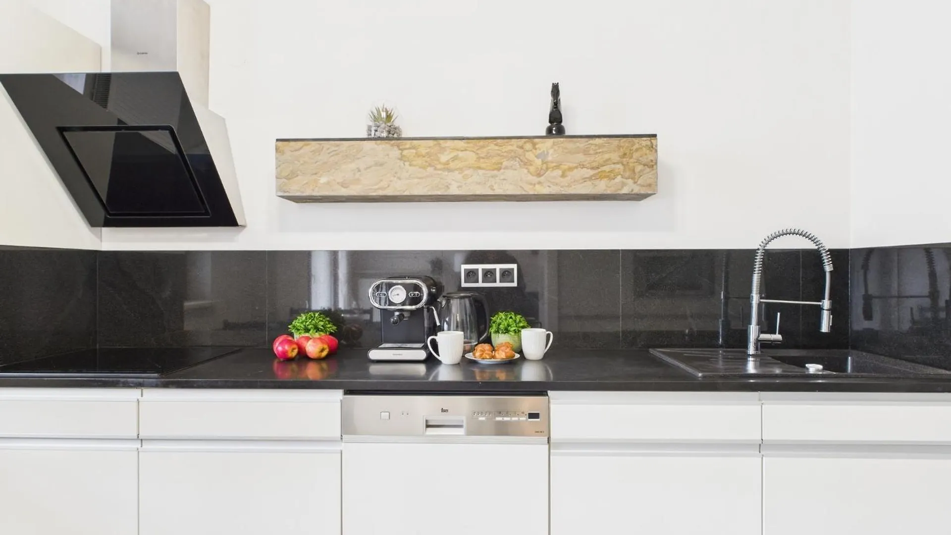 Chłodna Apartment European Square Warsaw by Renters Polska