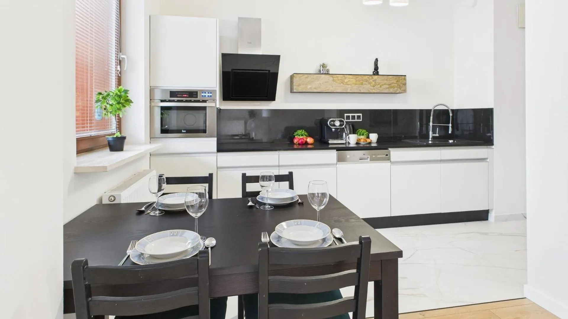 Chłodna Apartment European Square Warsaw by Renters 0*,  Polska